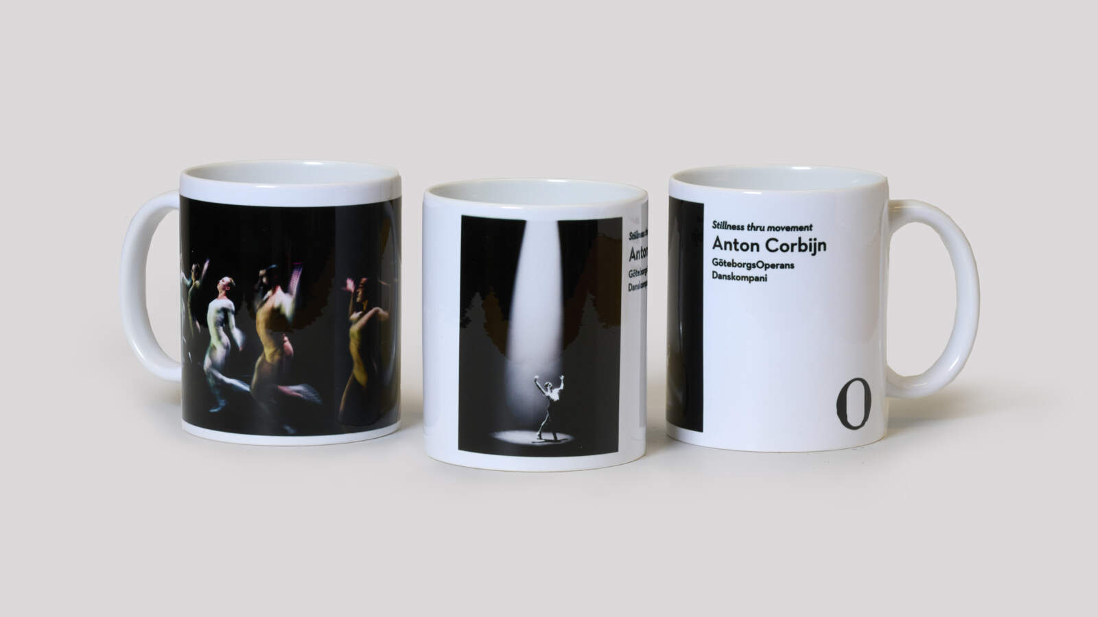Tre kaffemuggar med fotomotiv ur Anton Corbijns utställning Stillness thru movement.