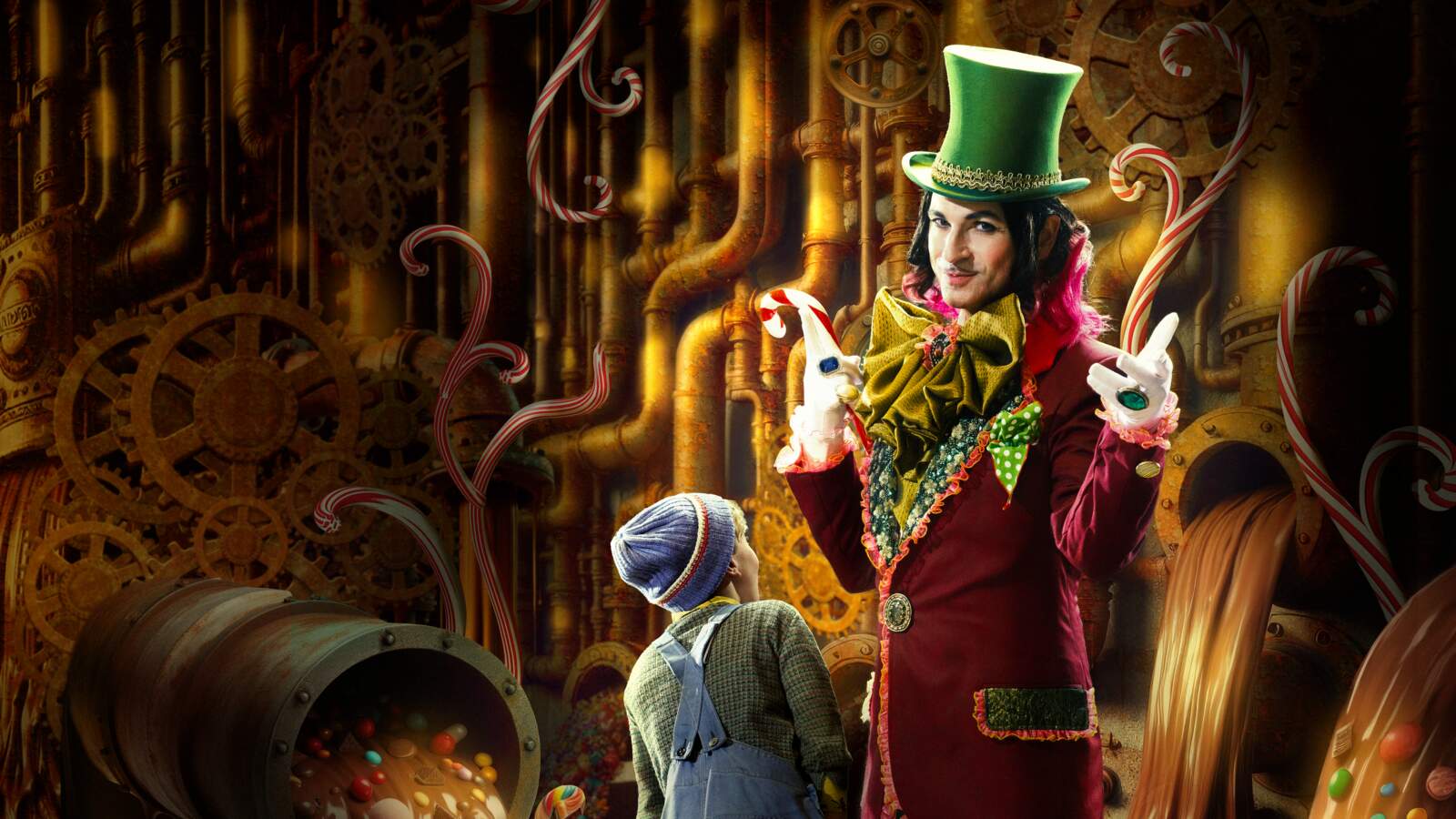 Charlie och Willy Wonka står i en fabrik omgiven av smält choklad och godis. Willy bär hög hatt och färgglada kläder.