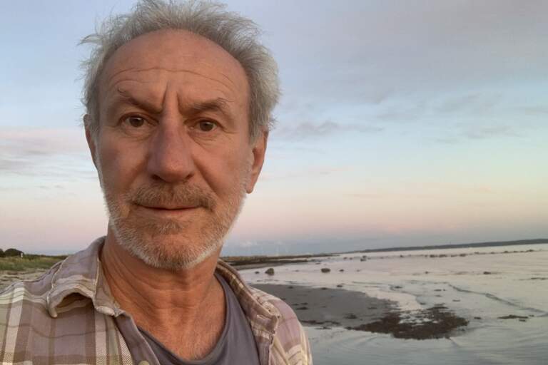 En självbild av Michalis Koutsogiannakis där han står på stranden vid gryningen.