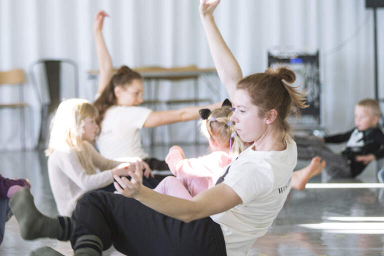 Dansare leder en workshop med barn under öppet hus 2015